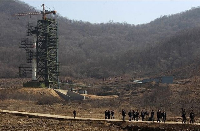 Северна Корея съобщи, че готвената за изстрелване ракета се зарежда с гориво