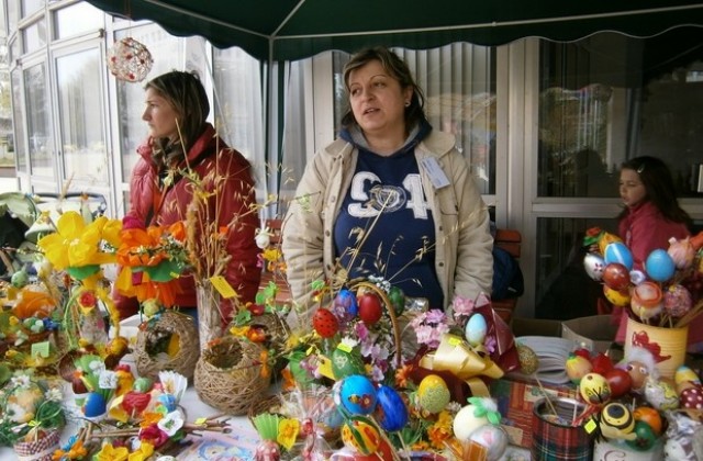 465 лв. събра великденският базар в Димитровград, продължава днес и утре