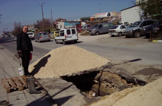 Бул. „Цар Освободител” остава затворен, спряха водата на Възраждане