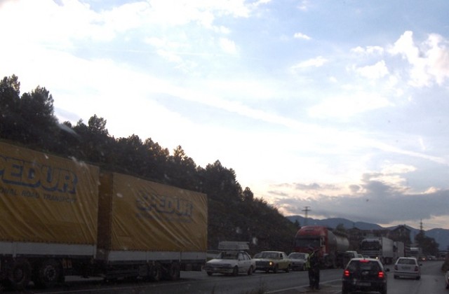 Въведоха забраната за движение на тежки машини през почивните дни