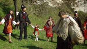 В Елешница празнуват Великден с кукерско шествие