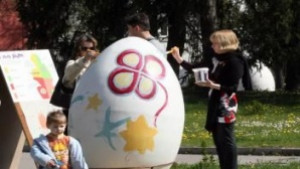 Деца боядисват яйца в работилница Шарен Великден
