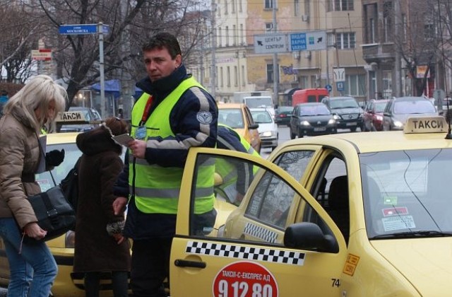 Проверяват ударно маршрутки и таксита, спипаха шофьори без книжки