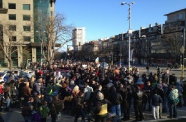 Близо 1500 души се включиха в шествието против застрояване на Морската