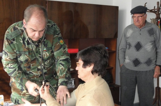 Военни медици преглеждат безплатно по селата в старозагорско