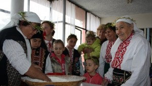 В село Балканци учиха деца да месят козунаци и червят