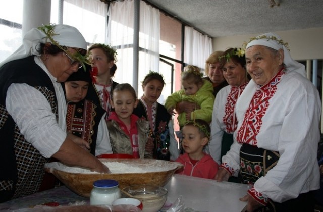 В село Балканци учиха деца да месят козунаци и червят яйца