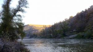 Река Малък Искър тече сивозелена замърсяване няма