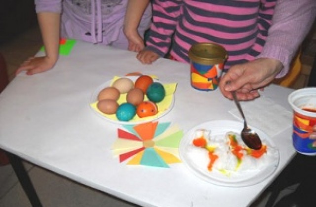 Боядисват яйца в читалище Романо дром