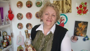 Художничка рисува желания върху стъкло