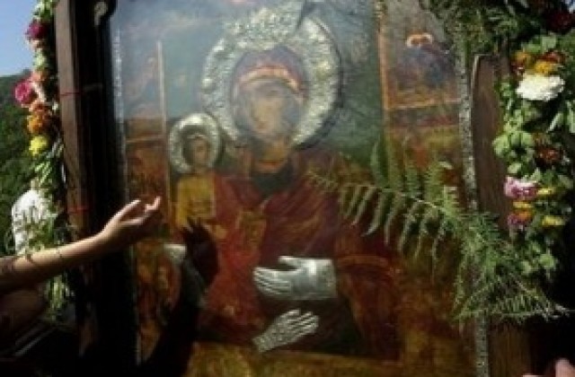 В Бачково за първи път се покланят пред копие на Чудотворната икона