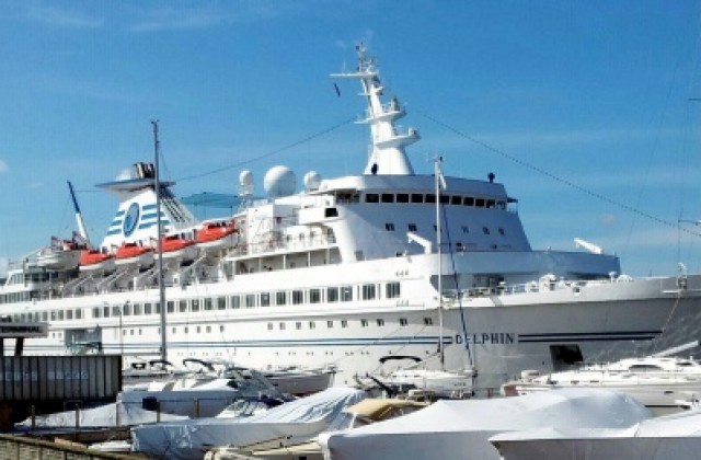 Бял Делфин акостира на Морска гара