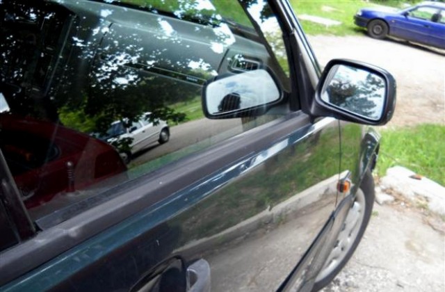 Счупиха стъкло на автомобил, откраднаха акумулатор