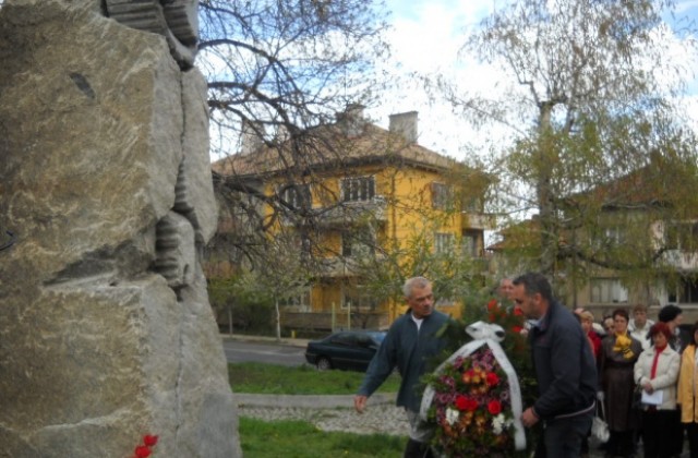 На колене пред паметта на Людмил Янков и Стоян Наков