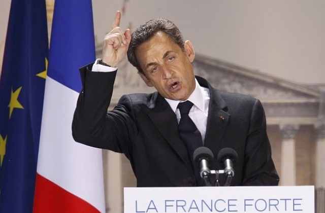 Саркози отрече да е искал да продаде ядрен реактор на Кадафи