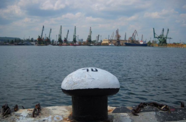 Порт Варна затворен заради силния вятър