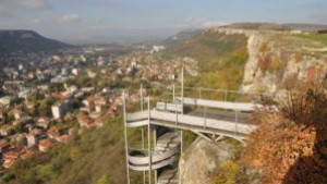 Опасност в Провадия 40тонен камък заплашва да падне от Калето