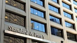 Договарят се пониски такси със Standard Poor s