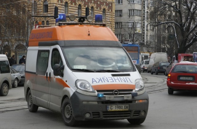 Две жени загинаха при катастрофа между кола и автобус до Владая