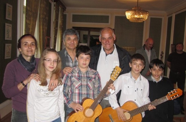 8 китари подари Ерфурт на музикална школа в Ловеч