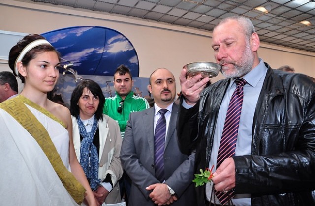 Откриха международно изложение с ритул от Враца