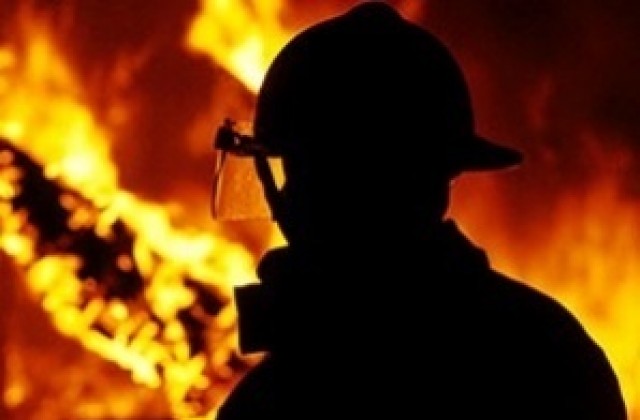 Голям пожар в склад за вторични суровини във Варна