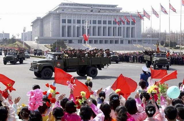 Ученици и активистки подариха на армията на Северна Корея две ракетни установки Катюша