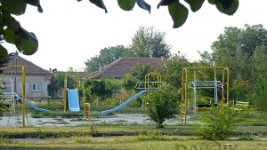 Правят детски площадки върху гаражни клетки