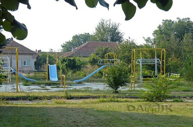 Правят детски площадки върху гаражни клетки