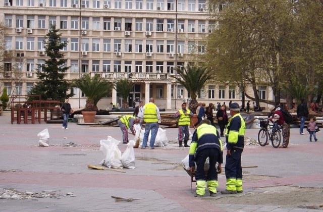 Усилен ремонт на централния площад - стягат шадравана и плочките