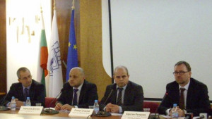 Министър Дончев Бягайте от логиката на бедния който само кърпи