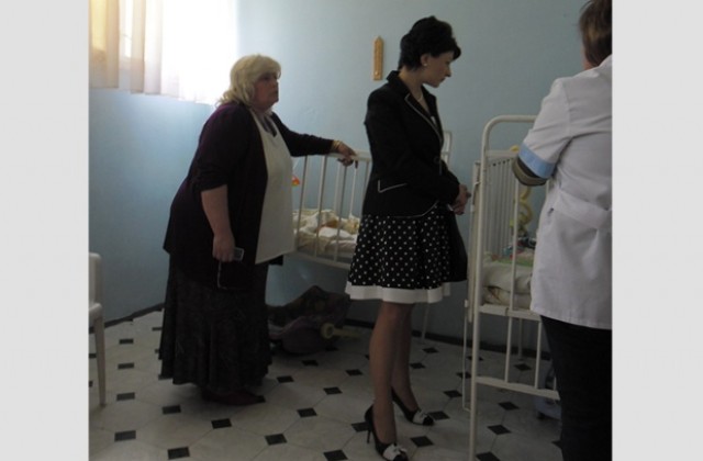 Министър Атанасова проверява социален детски дом в Сливен