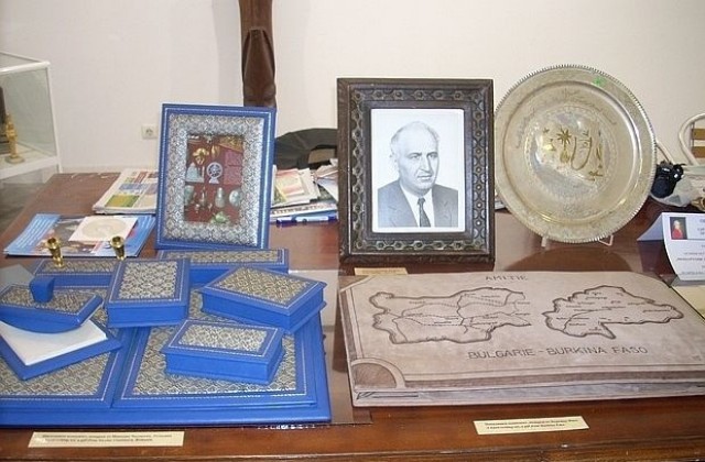 Изложба показва подаръците на Тодор Живков, получени от световни лидери
