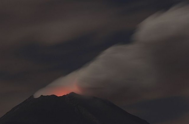 Вулканът Попокатепетъл в Мексико отново изхвърли вулканична пепел