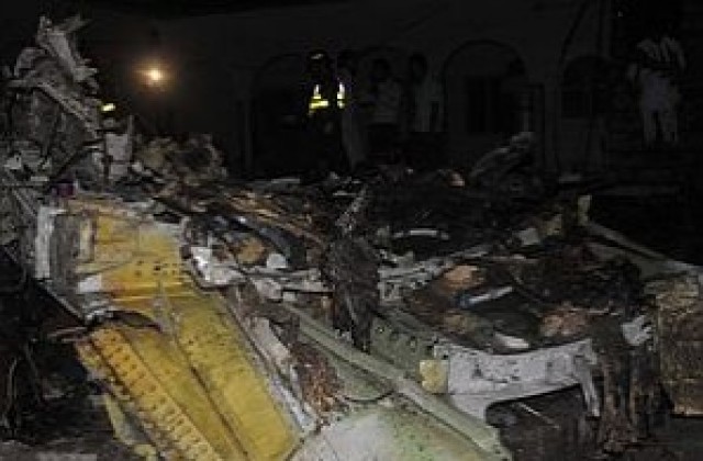 137 загинали при катастрофа на пътнически самолет в Пакистан