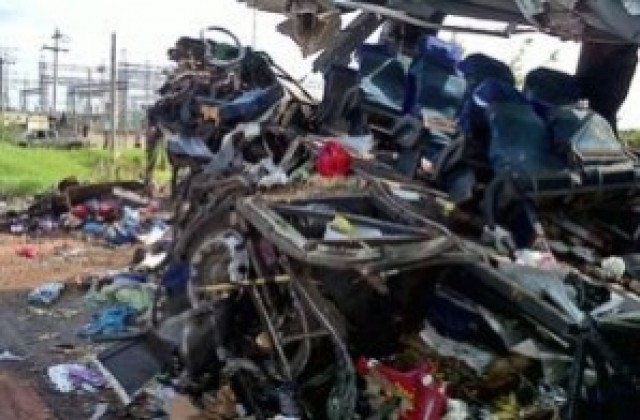 Катастрофа между камион и автобус взе 30 жертви в Мексико