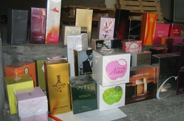 Митничари хванаха контейнер с фалшиви парфюми на Илиенци