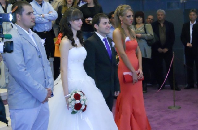 Първите младоженци сефтосаха новата ритуална зала