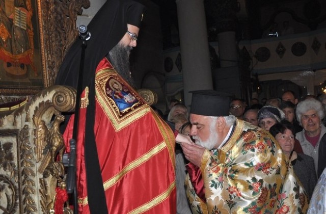 Пловдивският митрополит Николай благослови Георги Тодев, като архирейски наместник