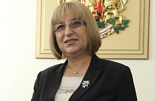 Цачева отрича за договорки с Атака по оттеглянето от вота на недоверие