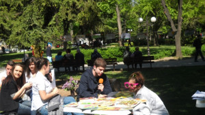 Ученици четат Алиса в страната на чудесата