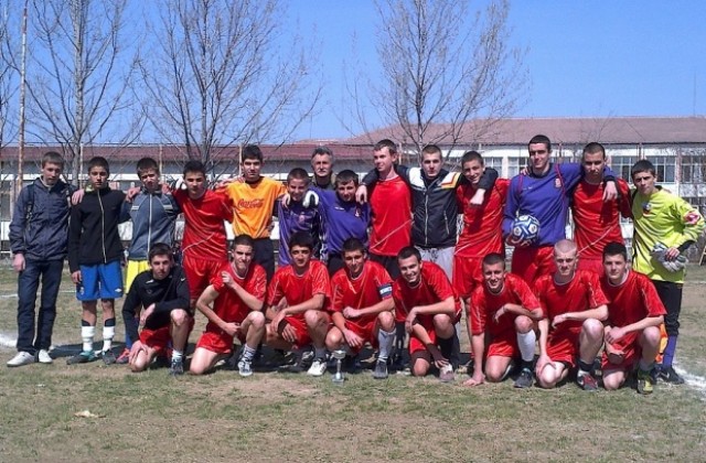 Езикова гимназия и ОУ Иван Вазов са областни първенци по футбол