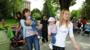 Трийсетина майки с бебетата си протестираха в Силистра