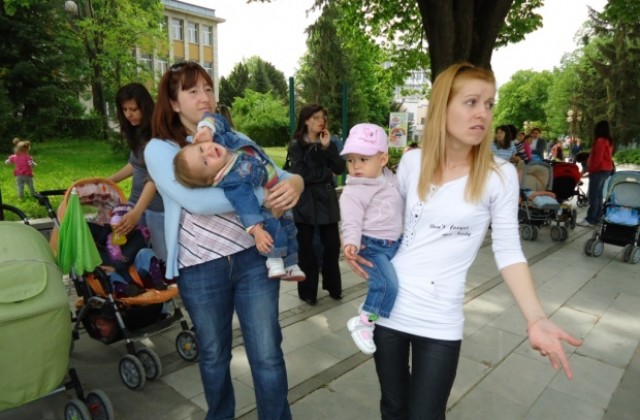 Трийсетина майки с бебетата си протестираха в Силистра