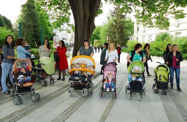 30-ина майки излязоха на протест пред общината в Силистра