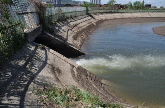 Спешно обезопасяват водоема в Асеновград, където загинаха две деца