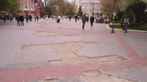 Инжстрой и лошата експлоатация виновни за натрошените плочки на площада