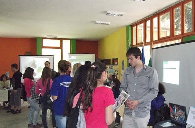 500 души посетиха Панорамата на средните училища в Добрич