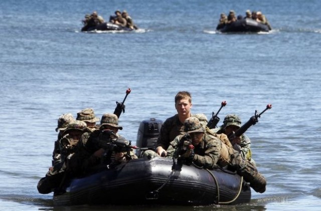 Уволняват морски пехотинец, критикувал Обама във Facebook