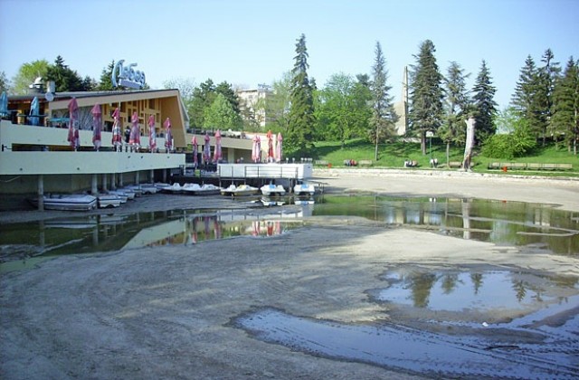 Почистиха езерото в парка, ще е пълно до 15 май